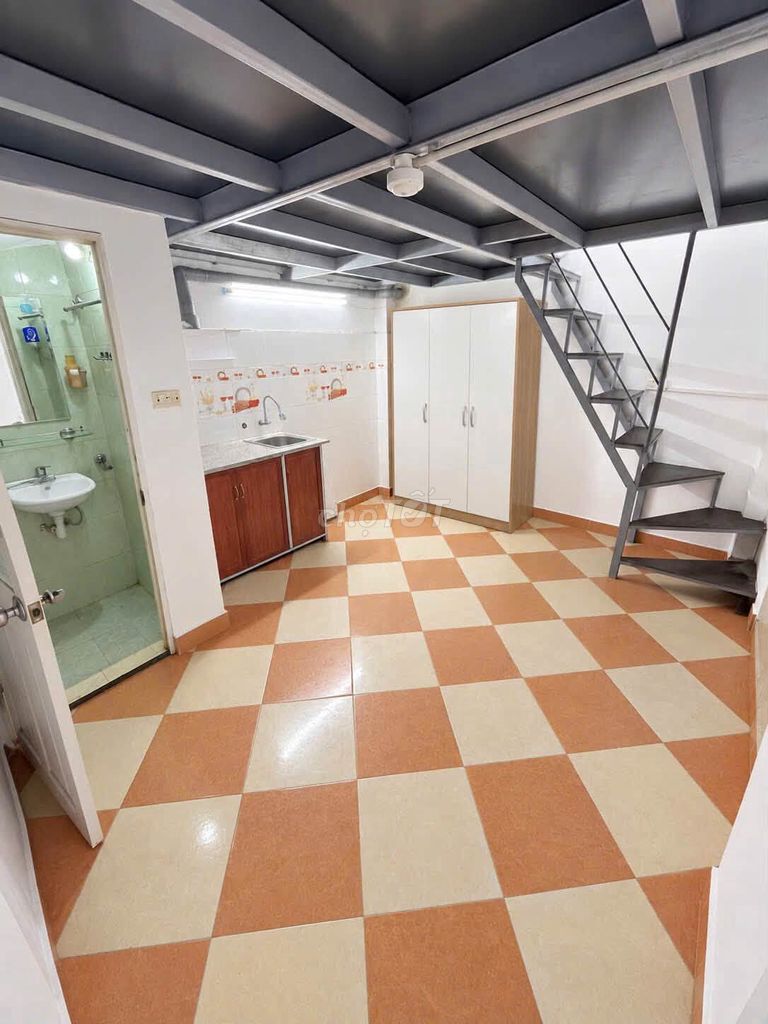 Номер в мансарде, 3,5 метра, переулок Куинь, пляж Май, Донг Да
