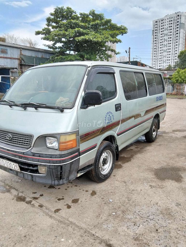 Xe Toyota tai van đời 2004