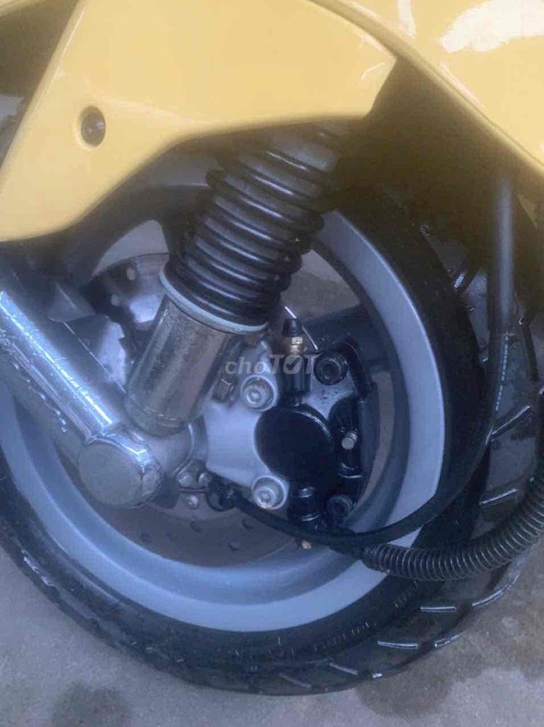 Piaggio Vespa LX 125 3V ie 2014 Vàng 9500km. Mua bán Xe máy tại Quận Tân Phú Tp Hồ Chí Minh được đăng bởi nguyên xuan thinh hình 5