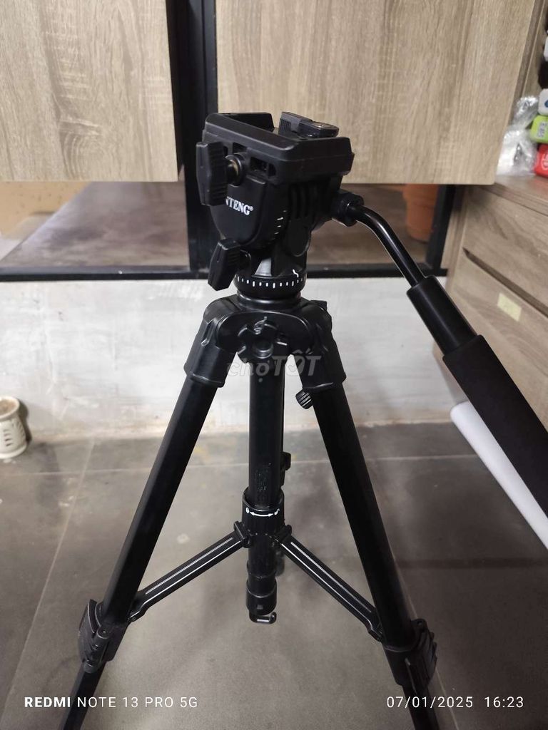 Tripod - Chân máy ảnh Yunteng VCT 691 Còn Tốt