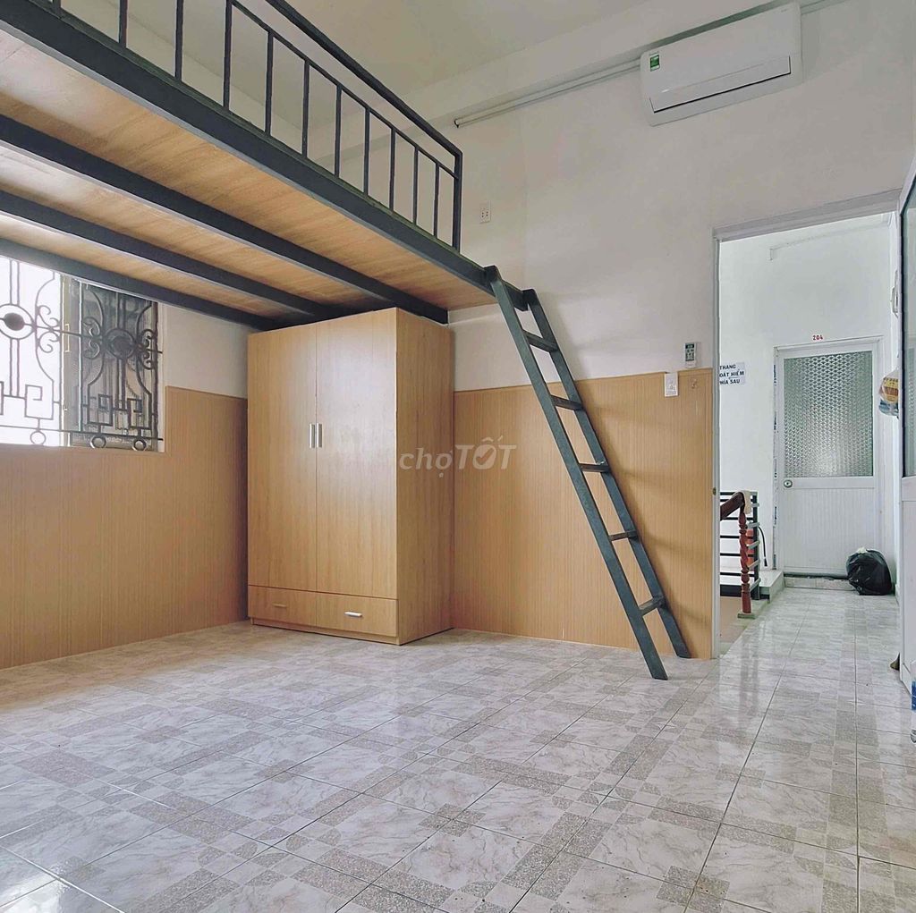 PHÒNG GÁC CỬA SỔ TRỜI FULL NỘI THẤT GẦN NGÃ 4 BẢY HIỀN