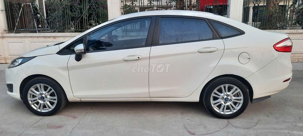 Ford Fiesta 2015 số tự động màu trắng. Mua bán Ô tô tại Huyện Đông Anh Hà Nội được đăng bởi LeXuan hình 4