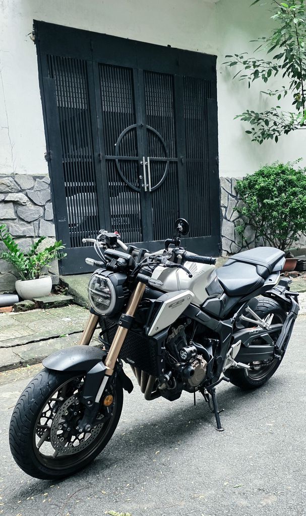 Honda CB650R 2020 Нейкед Серебристый 18 тыс. км