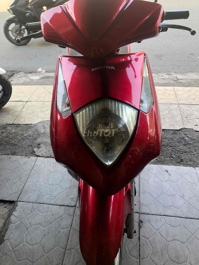 Красный скутер Honda Dylan