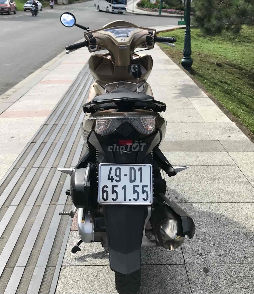 Honda Air Blade Vàng đồng. Mua bán Xe máy tại Thành phố Đà Lạt Lâm Đồng được đăng bởi Đạt hình 7