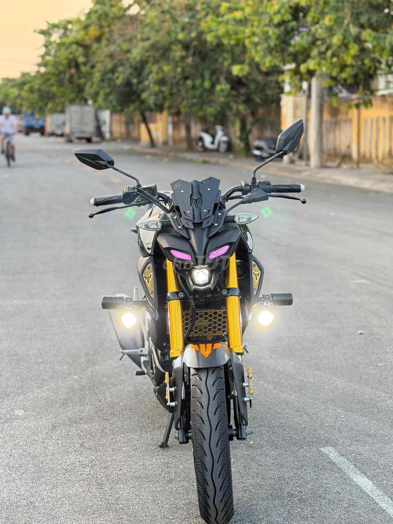 Черная ручная тележка Yamaha MT-15