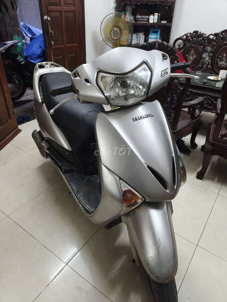 Серебристый скутер Honda
