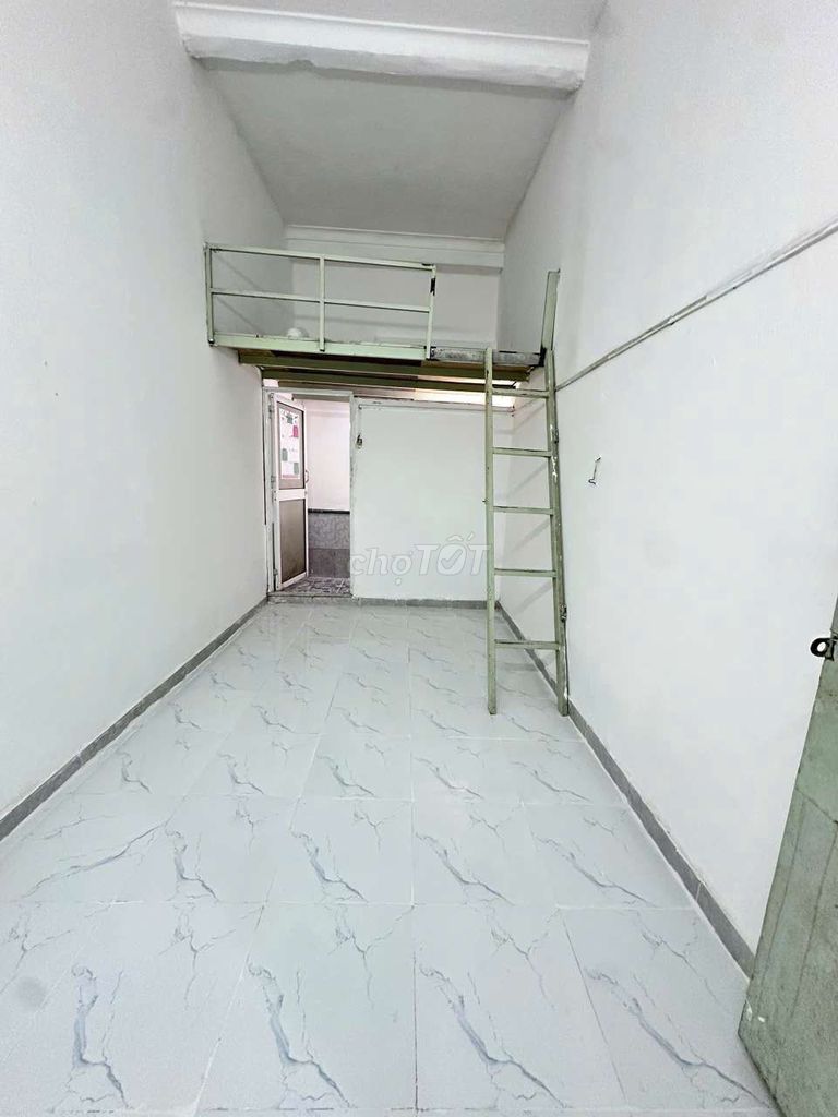 Phòng trệt gác cao, cách ĐH Văn Hiến 500m, BV Tân Phú 1km