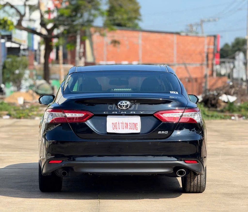 Toyota Camry 2.5Q 2021 Đen 5 chỗ
