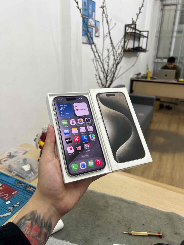 iPhone 15 Pro Trắng QTE 128G Zin Áp Full Chức Năng. Mua bán Điện thoại tại Quận Đống Đa Hà Nội được đăng bởi Hà Nội Mobile Bao Duyệt Nợ Xấu hình 1