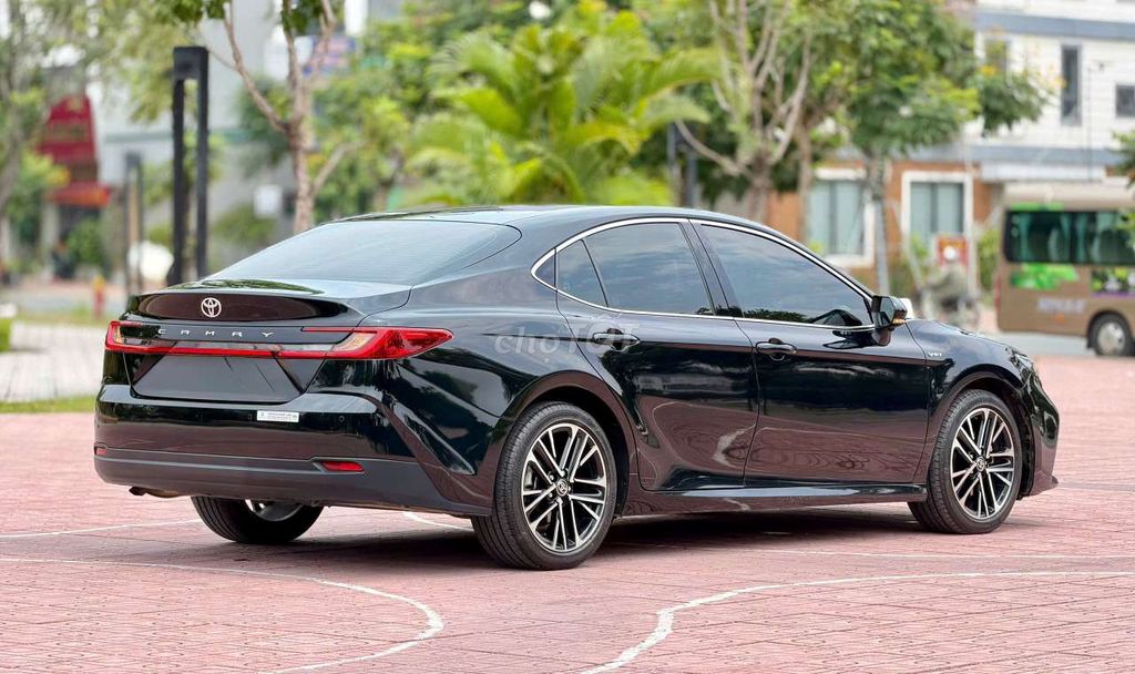 Toyota Camry 2.5 HEV - MID 2025 в состоянии нового автомобиля