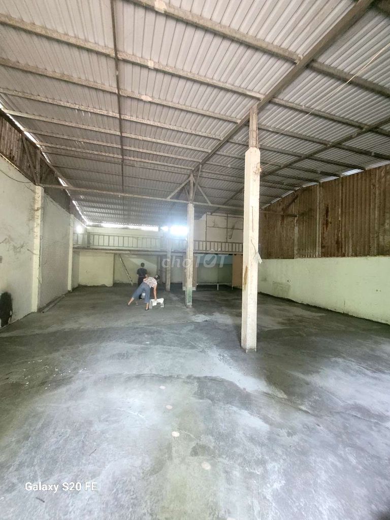 Xưởng 1/ Hà Huy Giáp quận 12
Gần cao đẳng điện Lực
DT : 10x16m có gác