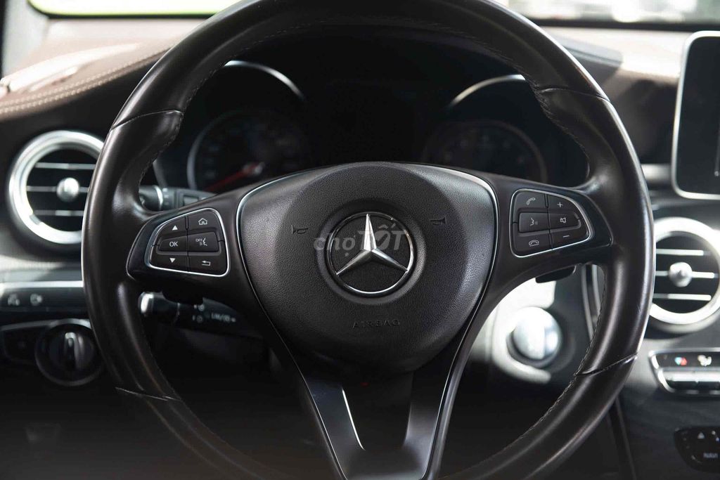Mercedes GLC300 2018 1 chủ Trắng // Nâu. Mua bán Ô tô tại Quận 7 Tp Hồ Chí Minh được đăng bởi Nguyễn Lê Trung hình 13