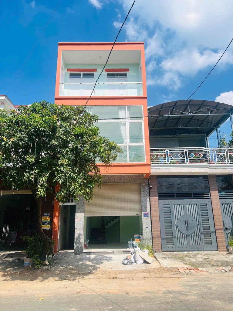 cần bán căn nhà 1 trệt 2 lầu tại kdc vietsing dt 100m2 full thổ cư