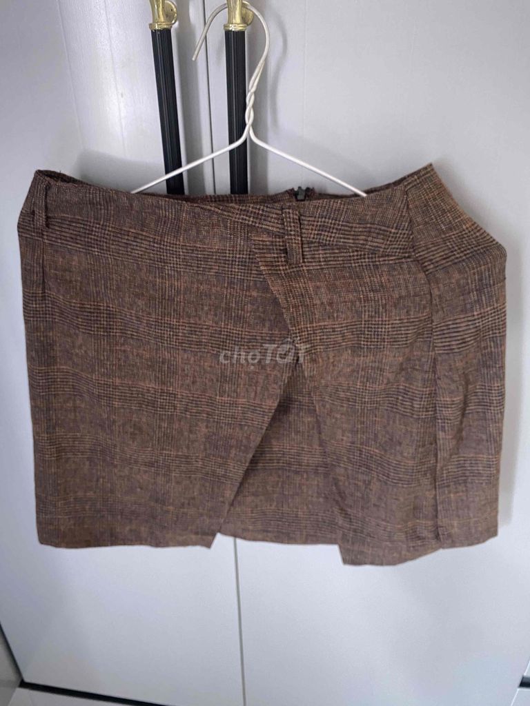 Chân váy Nữ kẻ sọc Nâu Rất mới. Mua bán Quần áo tại Huyện Đông Anh Hà Nội được đăng bởi Dong Men hình 1