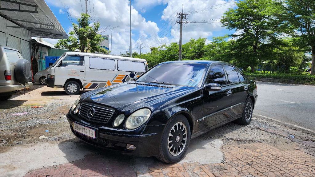 Mercedes-Benz E-Class 2004 photo 2
