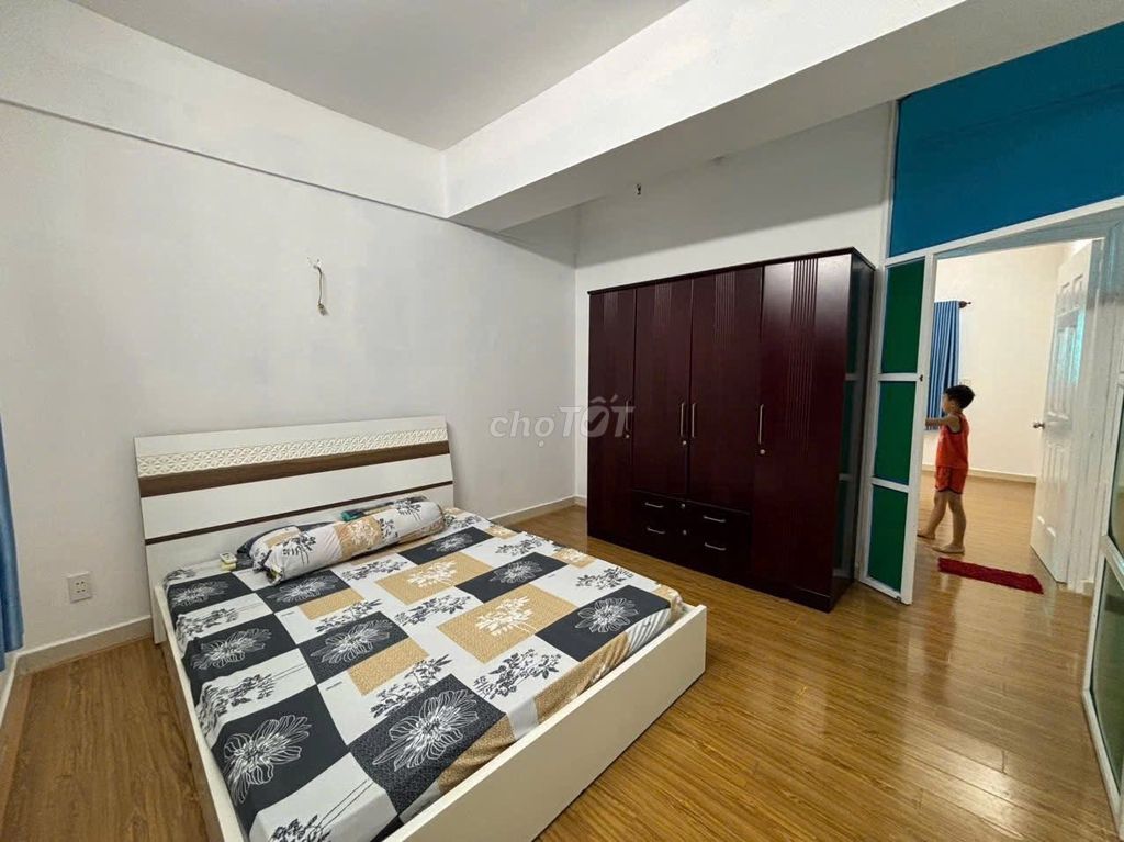 Bán Gấp Căn Hộ 62 m2, 2 PN, nhà đẹp