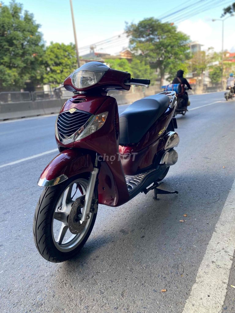 Основной владелец Honda SH 150cc, красный