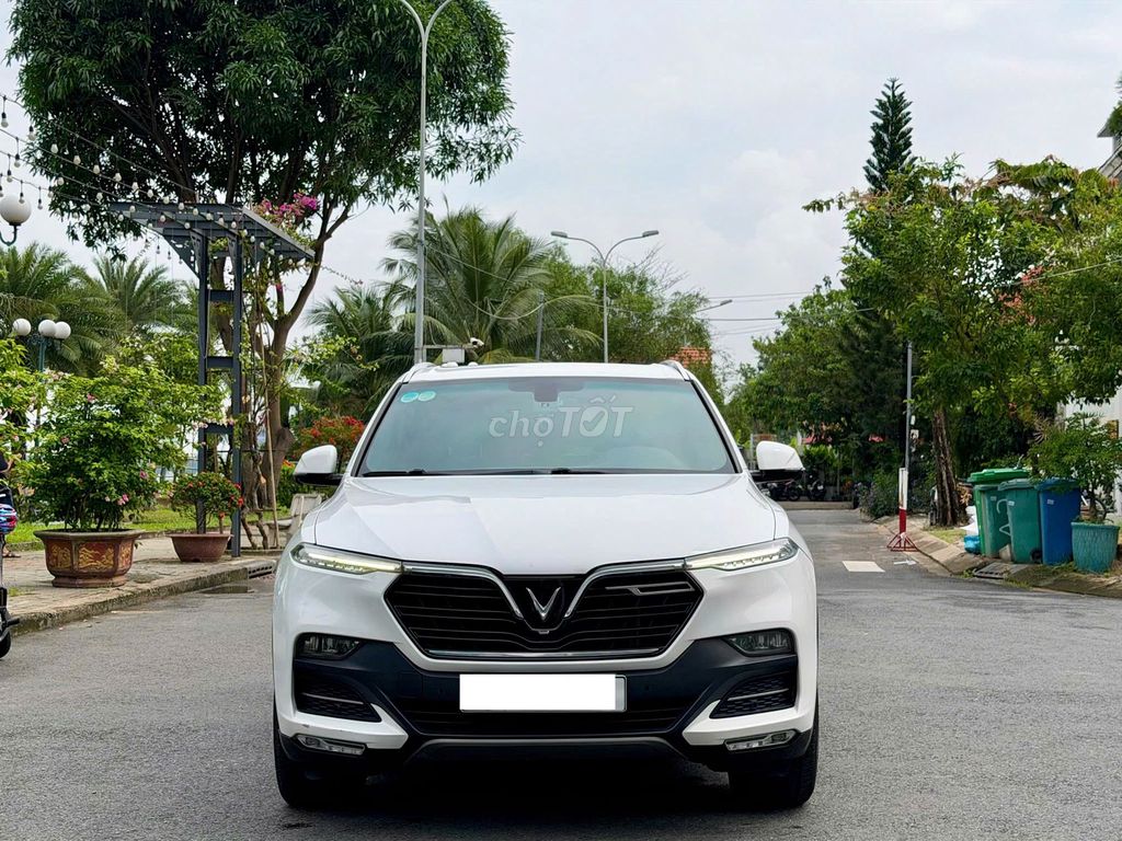 Vinfast Lux SA Plus 2019 — белый