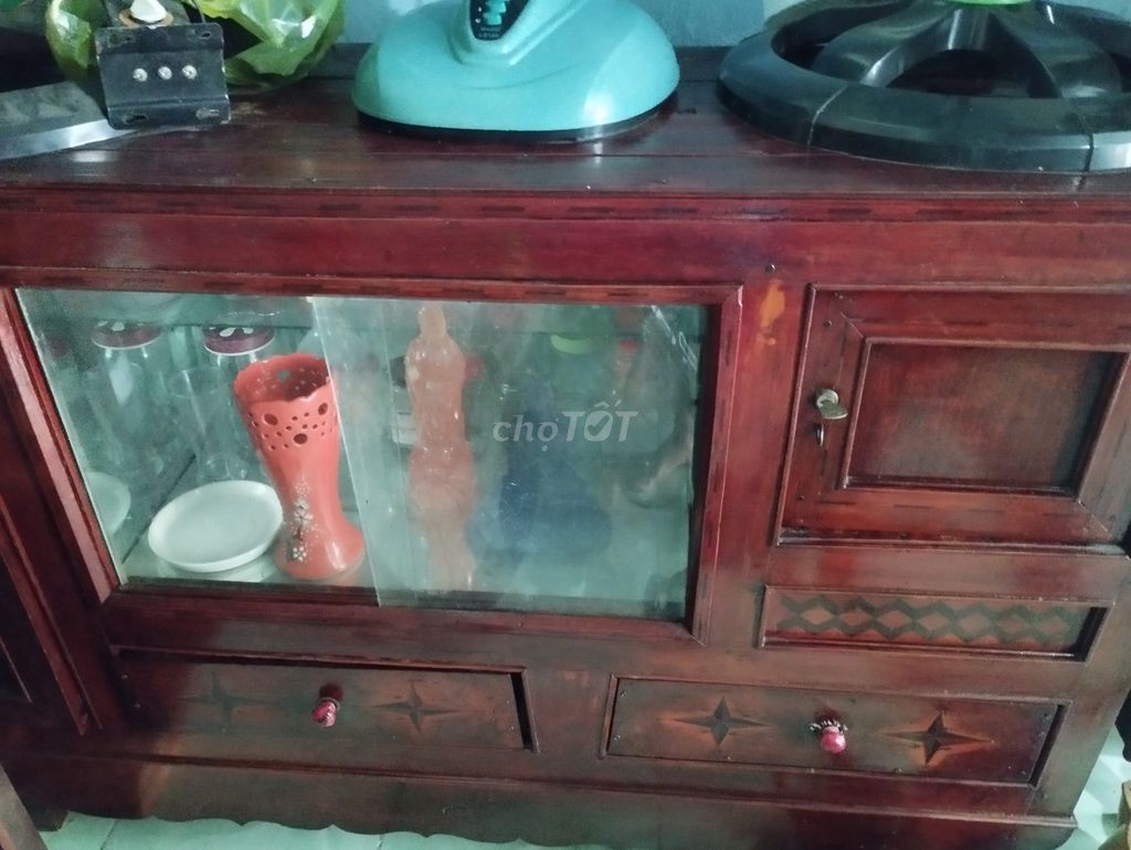 Tủ trưng bày Gỗ Nâu đỏ Cổ điển Kính. Mua bán Tủ, kệ gia đình tại Thành phố Cà Mau Cà Mau được đăng bởi Phan dan hình 1