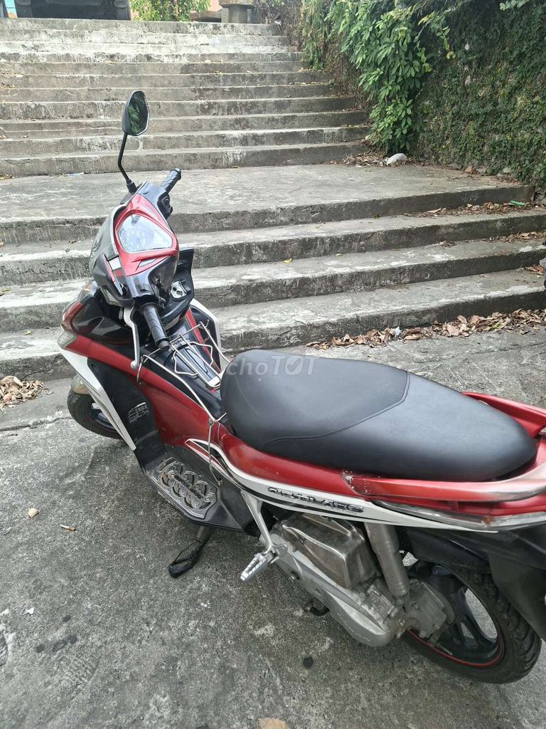 Honda Air Blade, бело-красный, Вьетнам