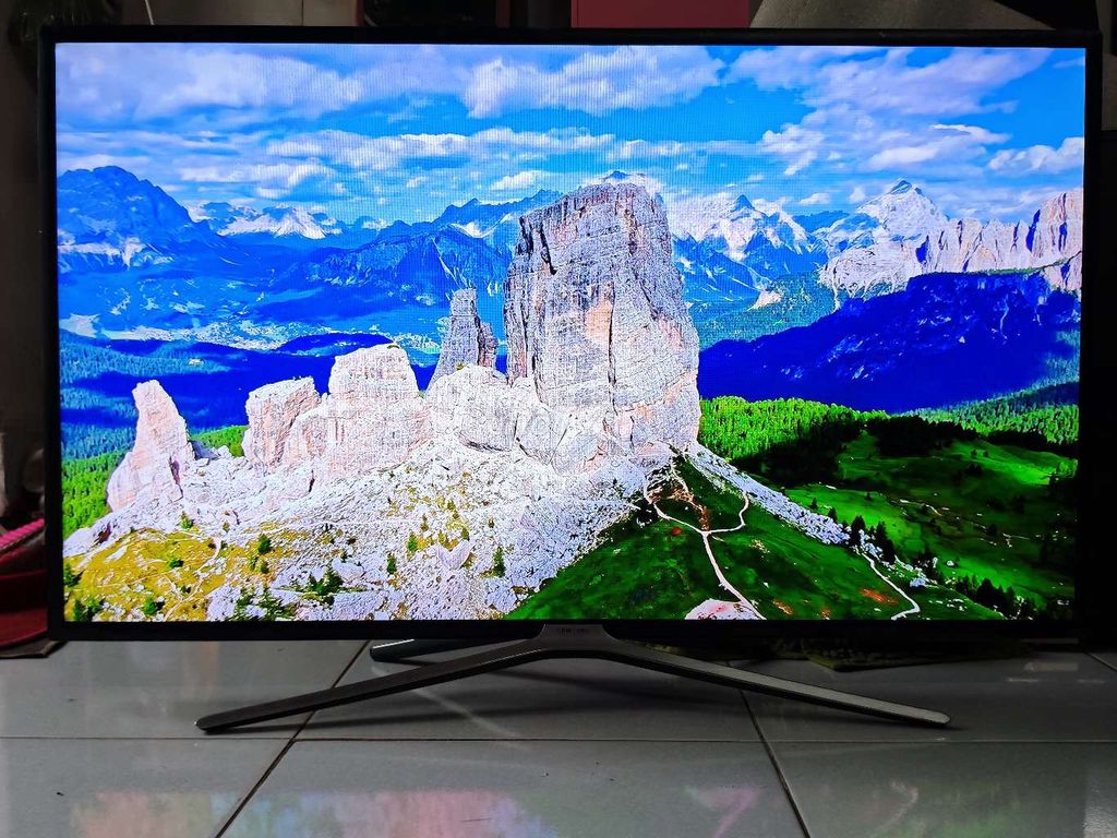 Smart tivi Samsung 43 inch sáng đẹp loa vòm hay