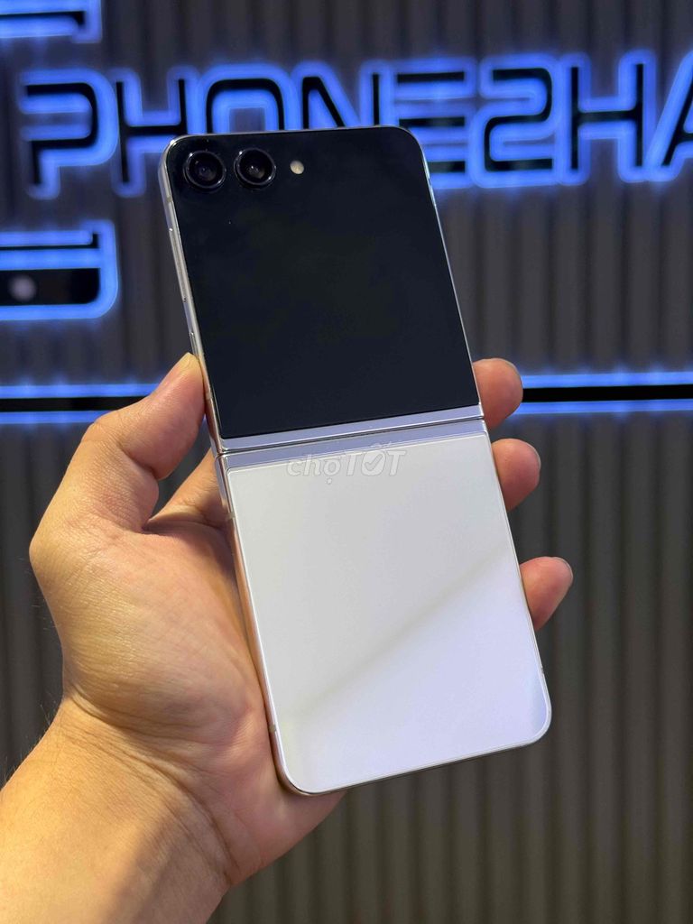Samsung ZFlip 5 256GB Bạc 99%. Mua bán Điện thoại tại Quận 3 Tp Hồ Chí Minh được đăng bởi Phone2Hand hình 1