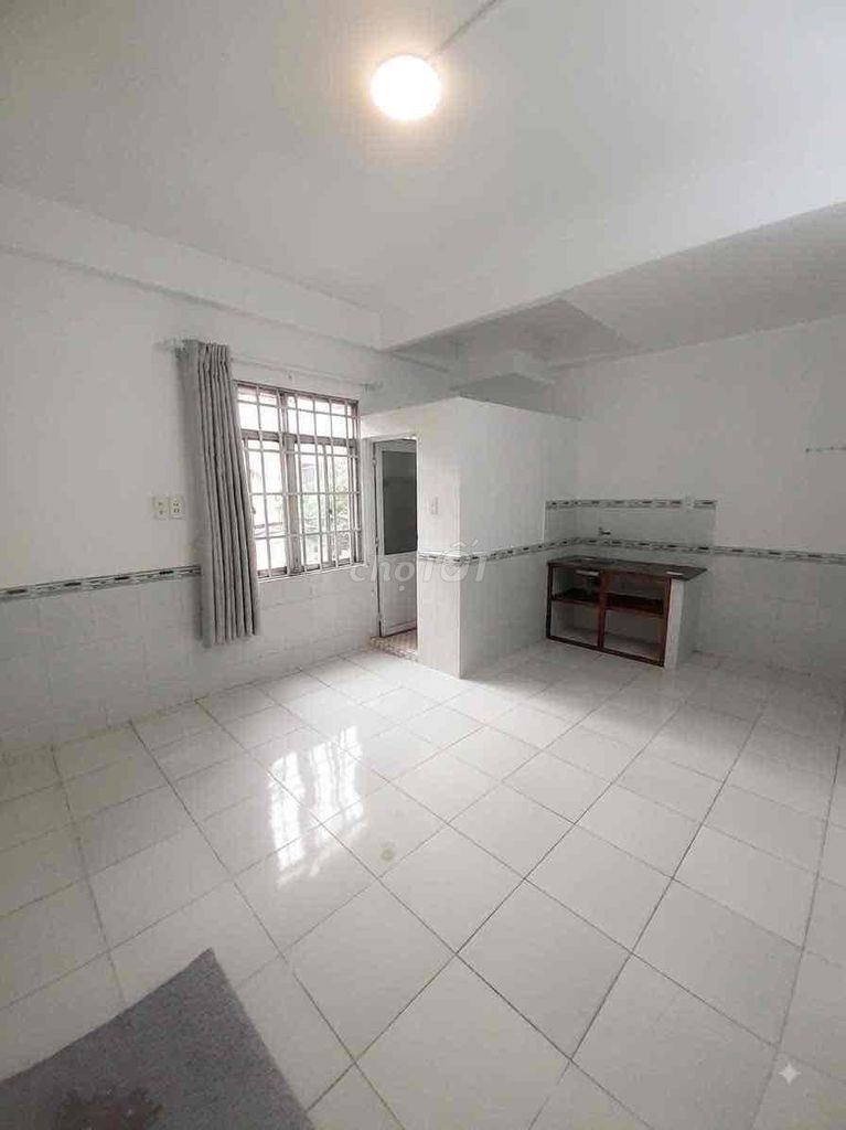 PHÒNG CỬA SỔ TRỜI GẦN AEON ĐH HUIT GIÁ SIÊU RẺ SẴN MÁY LẠNH