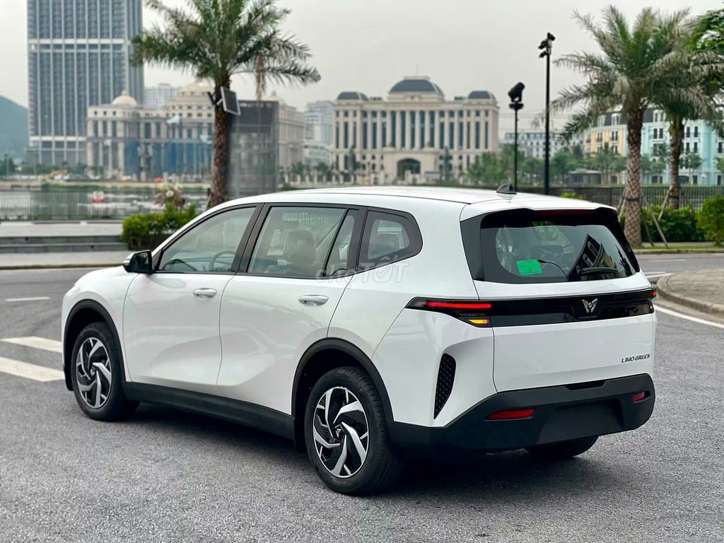 VinFast Limo Green 2026 новый белый электрический минивэн