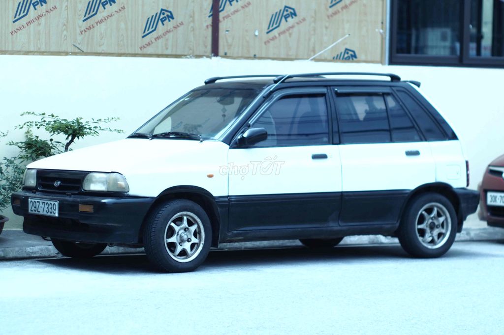 Kia Pride 2003 белый и черный, 5 мест