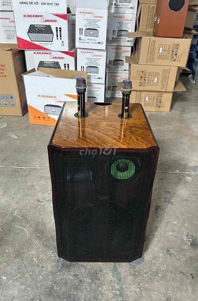 Loa karaoke 4 tấc vân gỗ sang trọng xịn sò. Mua bán Tivi, Âm thanh tại Quận 8 Tp Hồ Chí Minh được đăng bởi Điện Máy Tiêu Dùng Ba Số Một hình 1