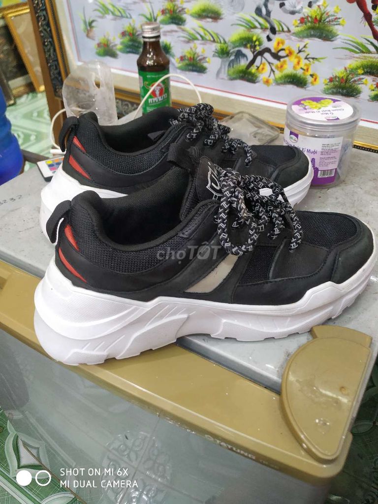 Bán đôi giày thể thao sz 41 đế cao siêu nhẹ