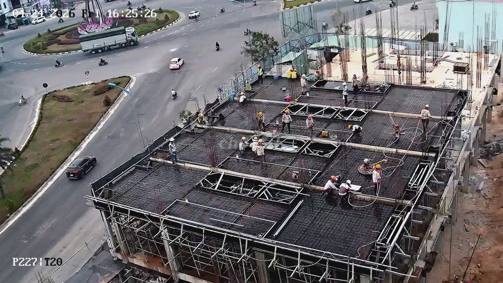 Căn shop house nằm ngay mặt tiền vòng xoay long vân kinh doanh sầm uất Căn shop house nằm ngay mặt tiền vòng xoay long vân kinh doanh sầm uất