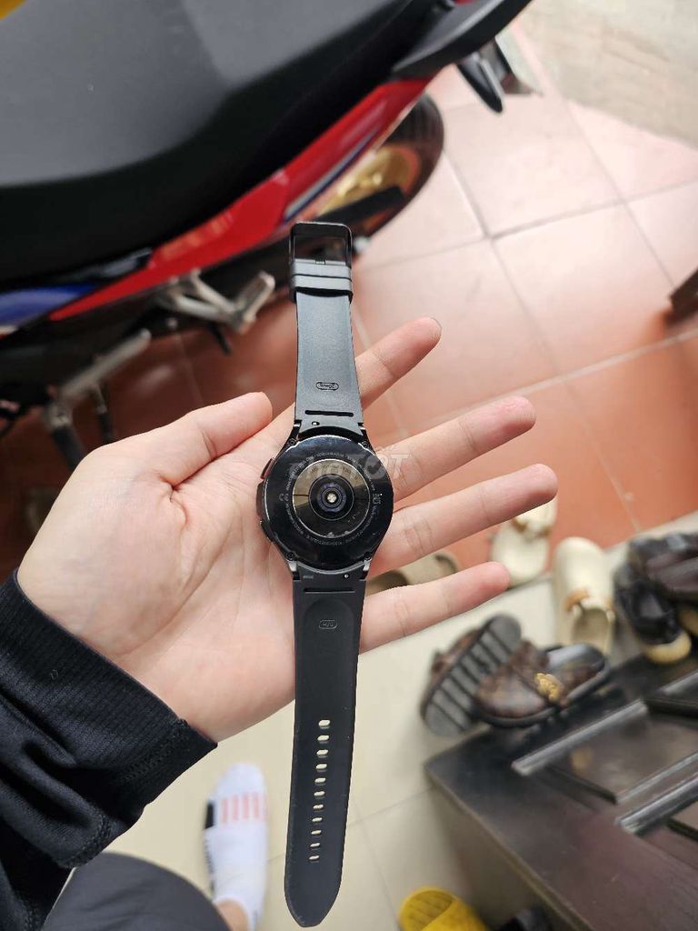 Samsung Galaxy Watch 4 Classic BT đen hơi xước nhẹ