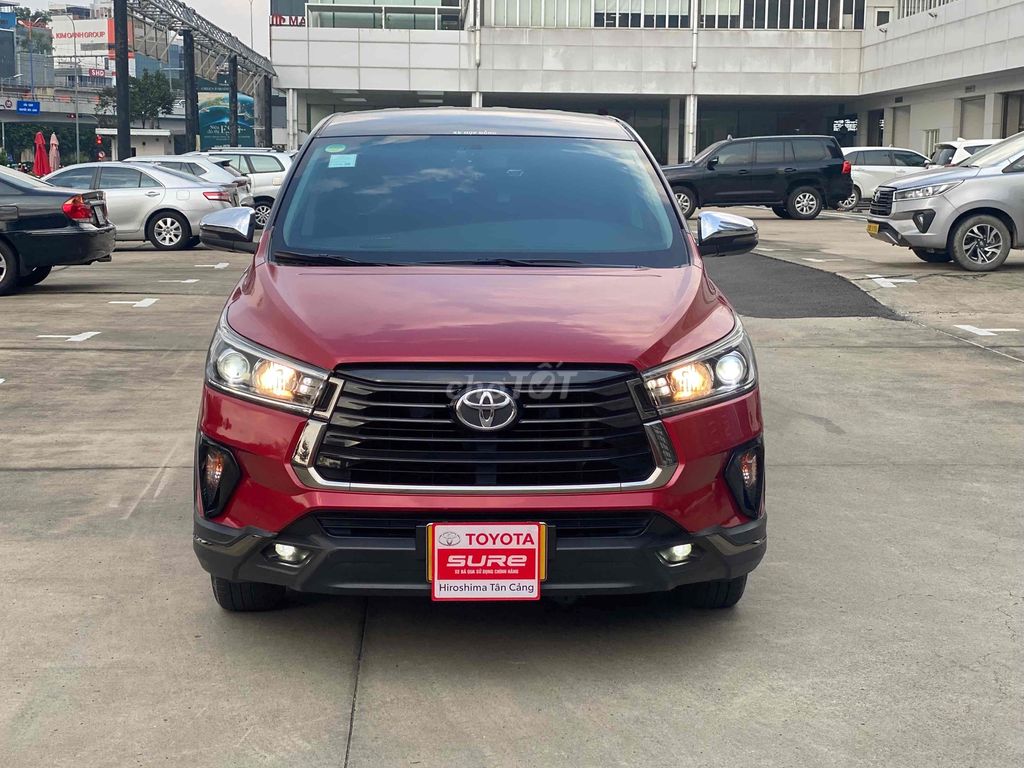Toyota Innova Venturer 2023 Красный 7 мест