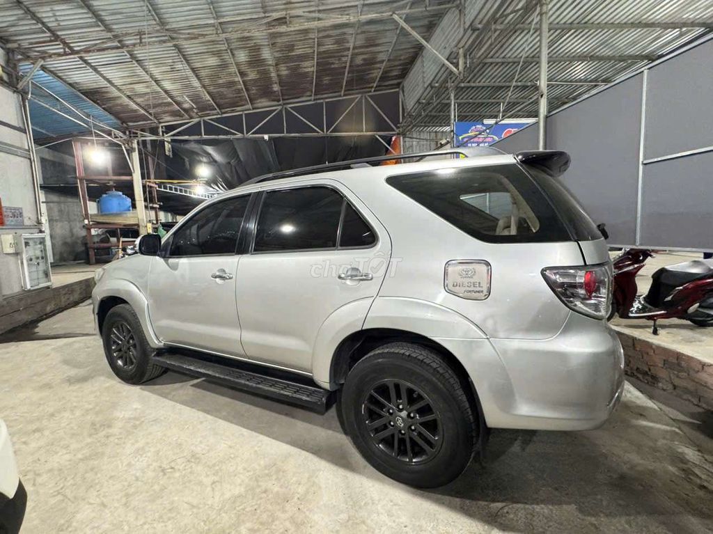 Toyota Fortuner 2014 механика серебристый 135 000 км