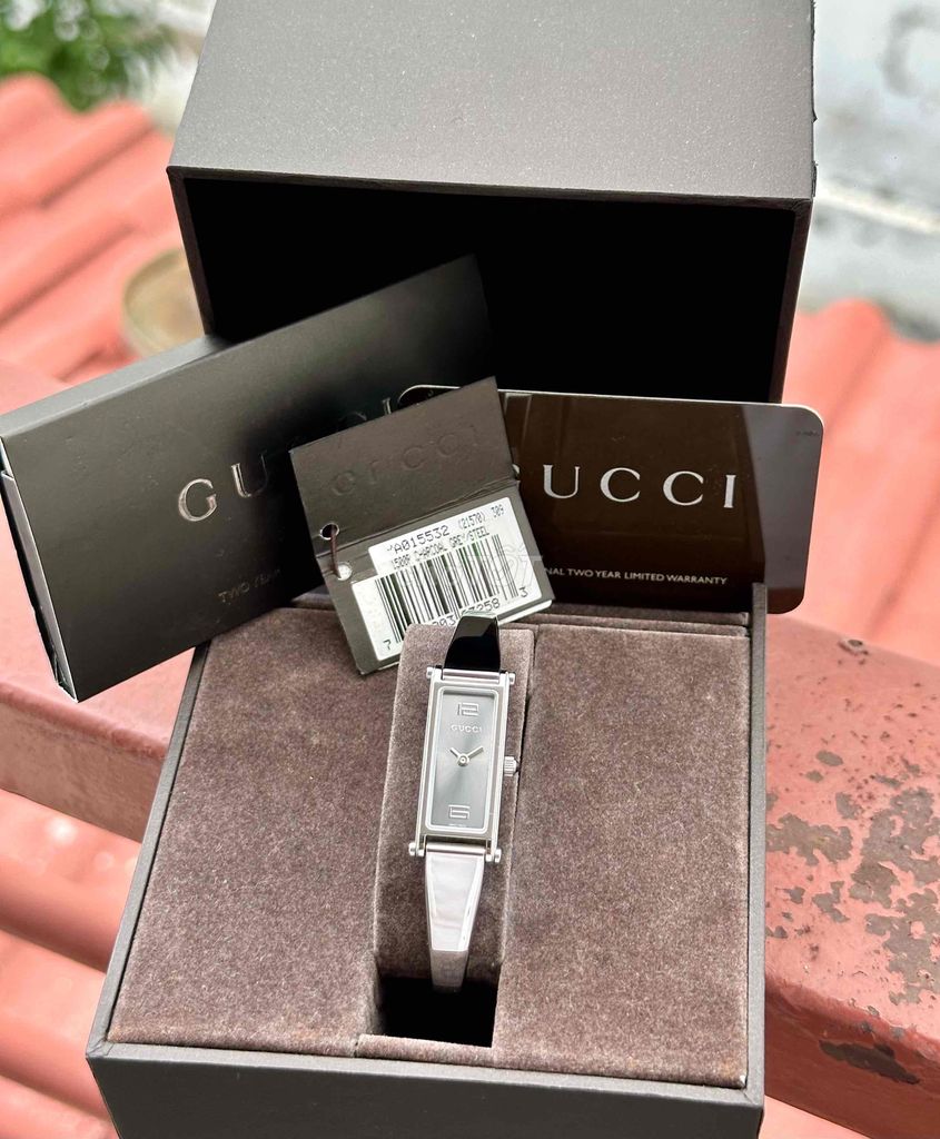 Đồng hồ lắc tay nữ Gucci chính hãng like new