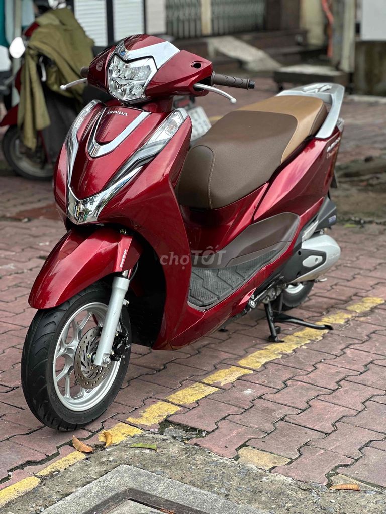 Рассрочка 0% - Honda Lead 2023 модель 4 клапана, красная, пробег 7400 км
