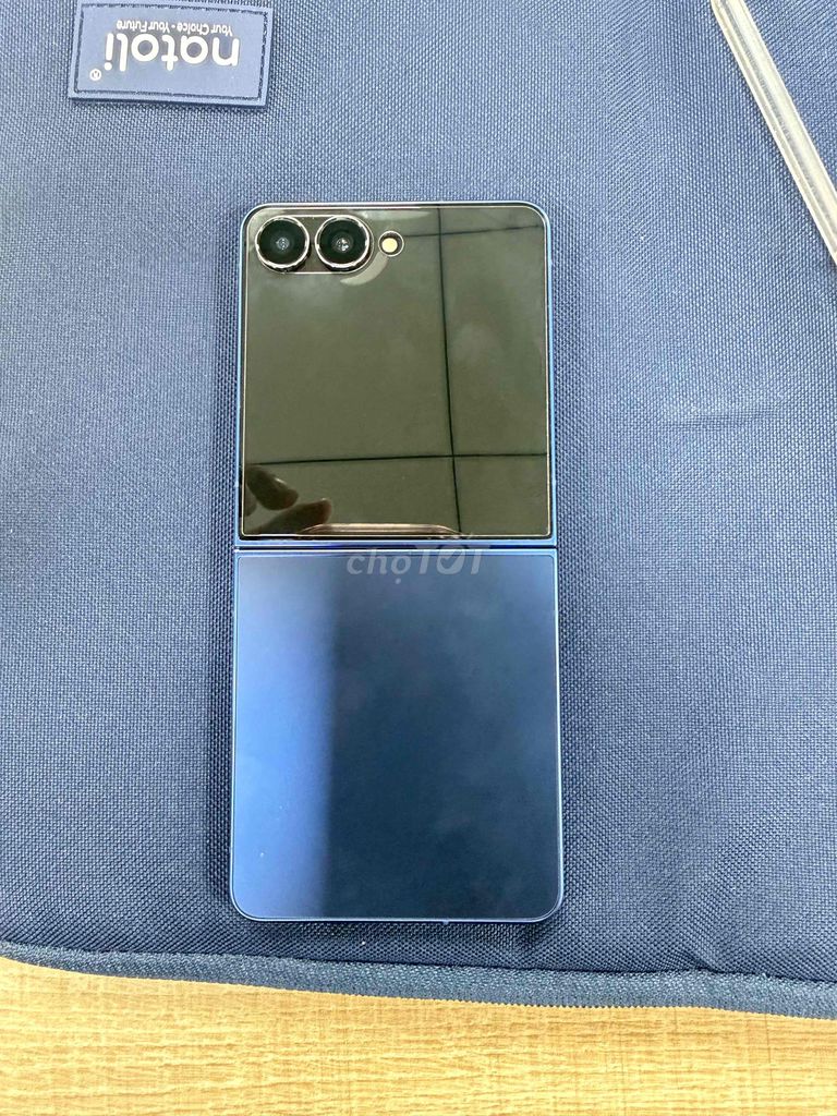 Samsung Galaxy Z Flip Xanh dương. Mua bán Điện thoại tại Quận 3 Tp Hồ Chí Minh được đăng bởi Nguyễn An hình 1