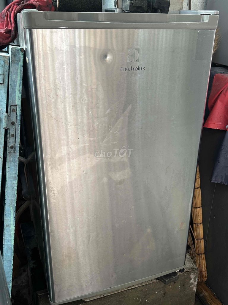 Tủ lạnh Electrolux 93 lít Bạc đã sử dụng. Mua bán Tủ lạnh tại Quận 12 Tp Hồ Chí Minh được đăng bởi BÁN VÌ ĐAM MÊ SG QUẬN12 hình 1
