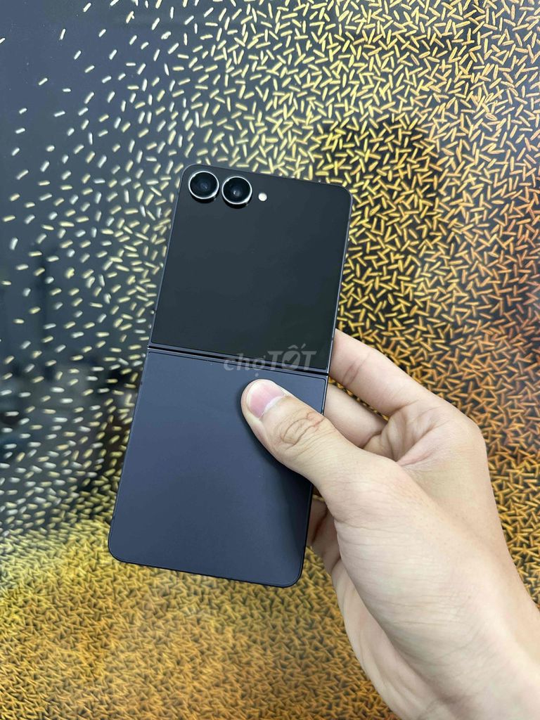 Samsung Galaxy Z Flip7 Đen. Mua bán Điện thoại tại Quận Hải Châu Đà Nẵng được đăng bởi Toàn hình 1