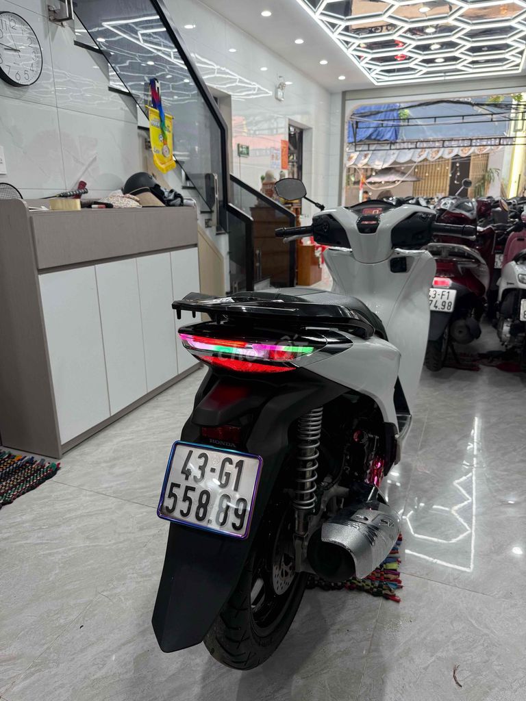 Хонда SH 125i 2024 Белая Черная Вьетнам