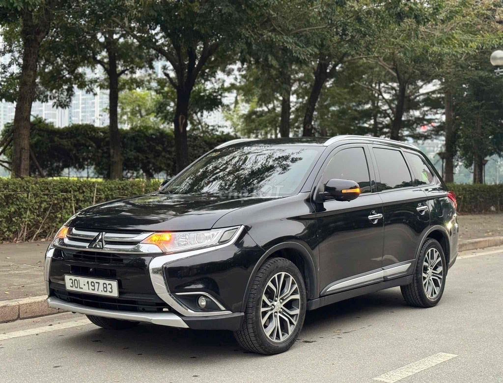 Mitsubishi Outlander 2018 CVT 80000 km. Mua bán Ô tô tại Quận Cầu Giấy Hà Nội được đăng bởi TRUNG HIẾU AUTO hình 2