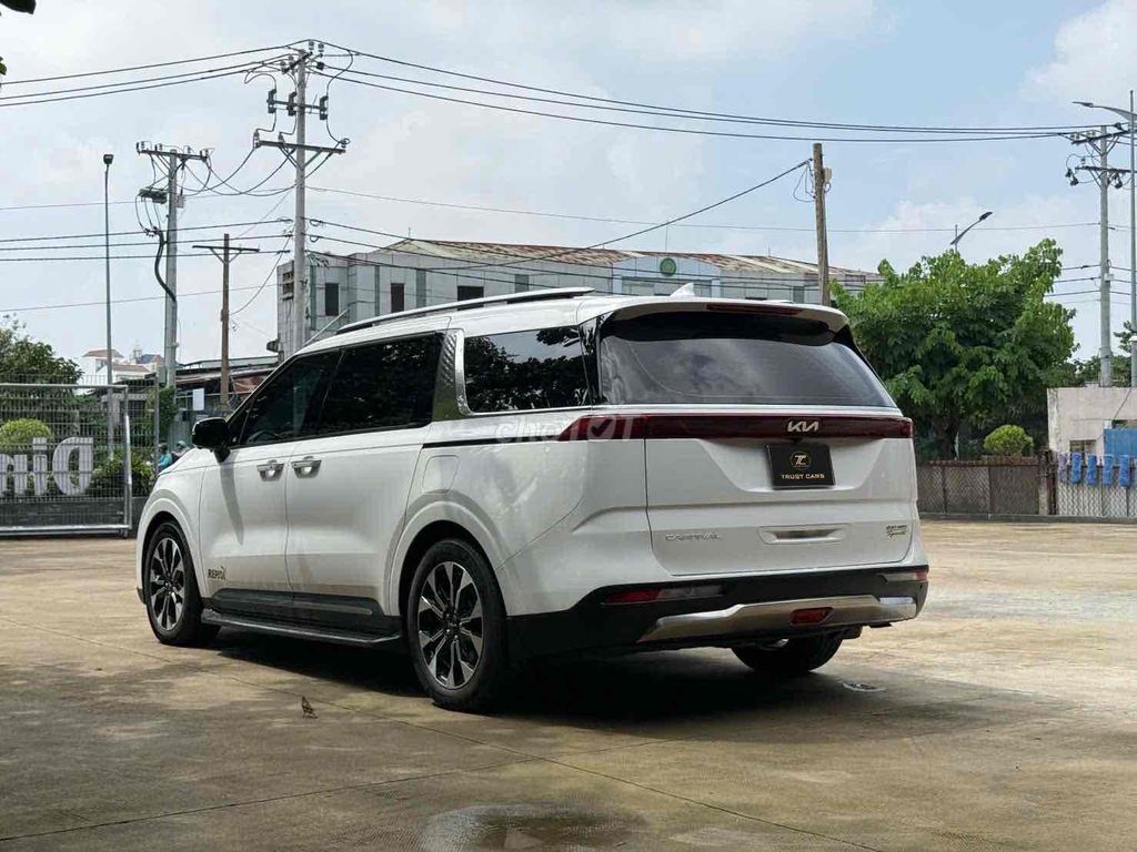 KIA Carnival Signature 2023 7-местный белый 77 000 км