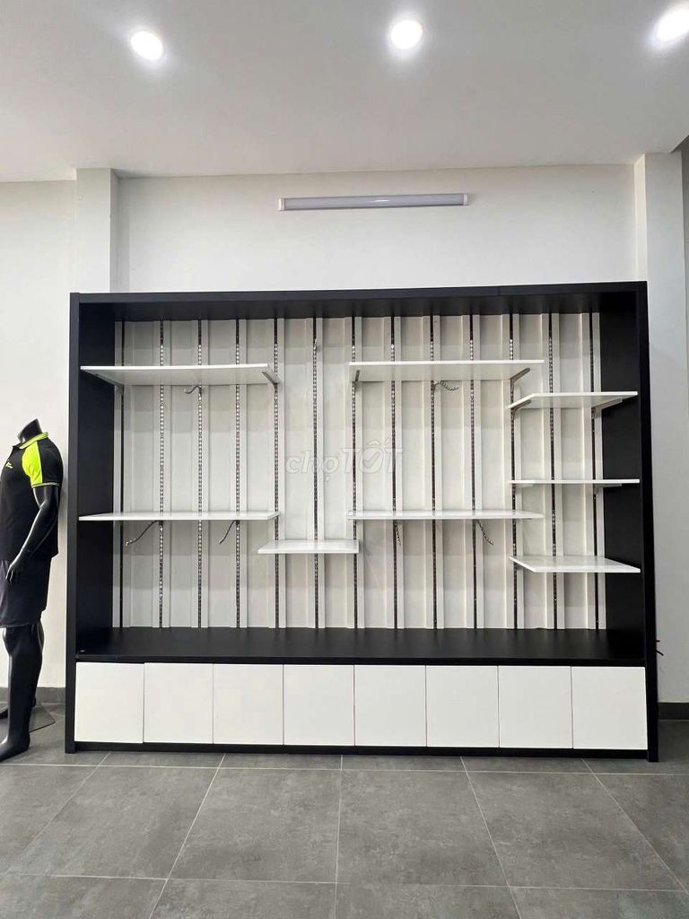 Kệ trưng bày gỗ cao cấp có đèn 2.4x3.0x0.45m. Mua bán Tủ, kệ gia đình tại Quận Bình Thạnh Tp Hồ Chí Minh được đăng bởi Tran Mai hình 1