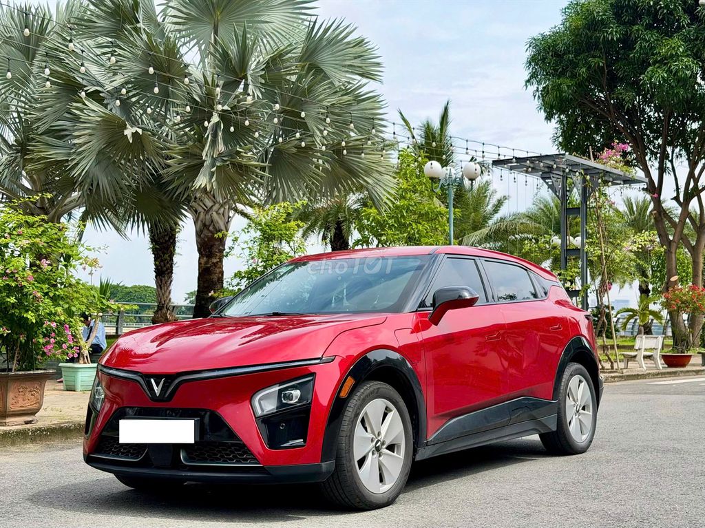 VinFast VF7 Eco 2024 Красный 26 000 км