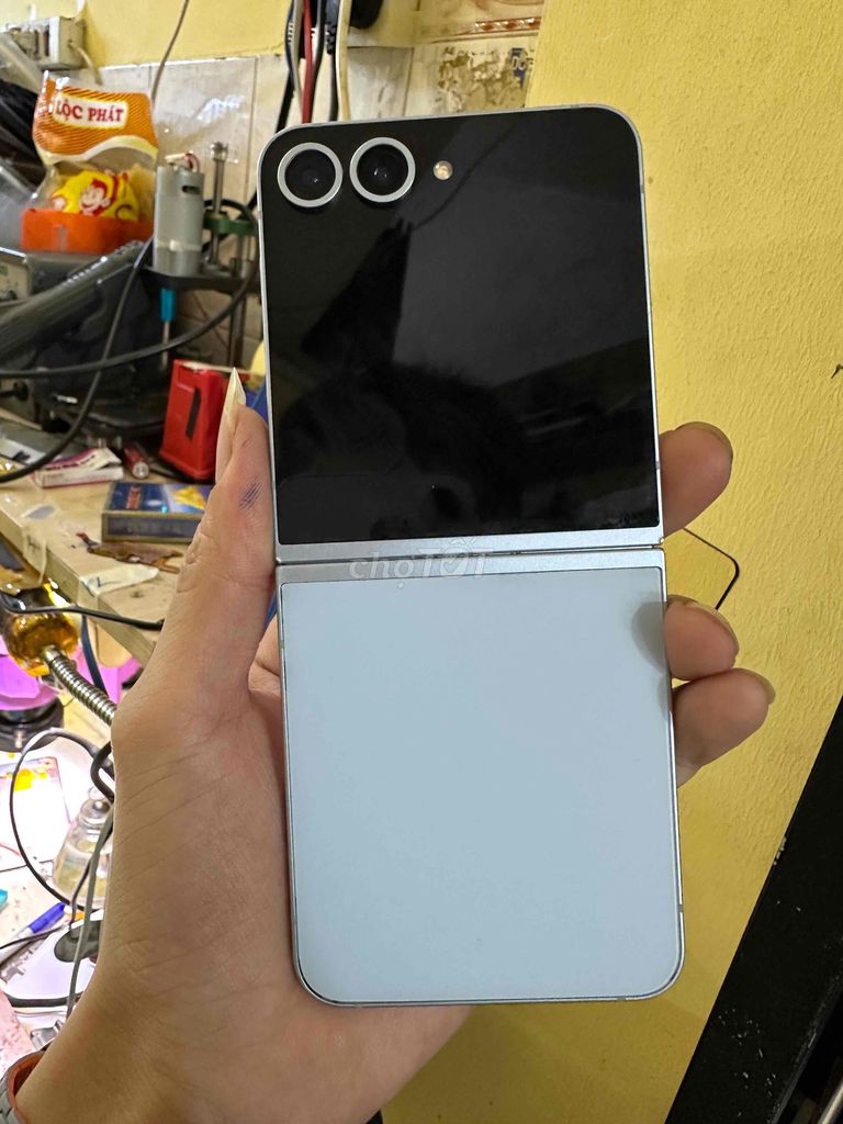 Samsung Z Flip 6 256GB Trắng Đã sử dụng. Mua bán Điện thoại tại Quận 8 Tp Hồ Chí Minh được đăng bởi Dương văn Nam hình 1