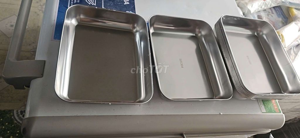 Thanh lý khay đựng thực phẩm inox có nắp nhựa