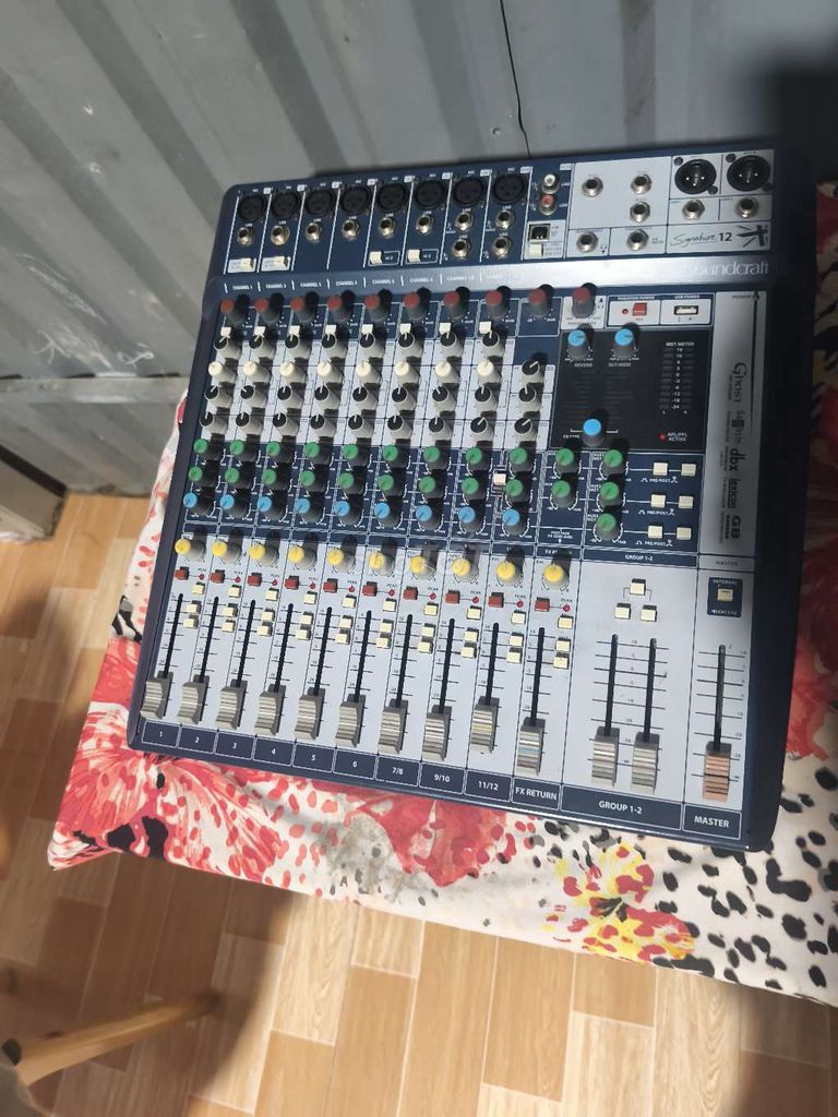 Bàn mixer Soundcraft Signature 12 Xám, xanh. Mua bán Tivi, Âm thanh tại Huyện Mỏ Cày Nam Bến Tre được đăng bởi Thuy Trang Tran hình 1