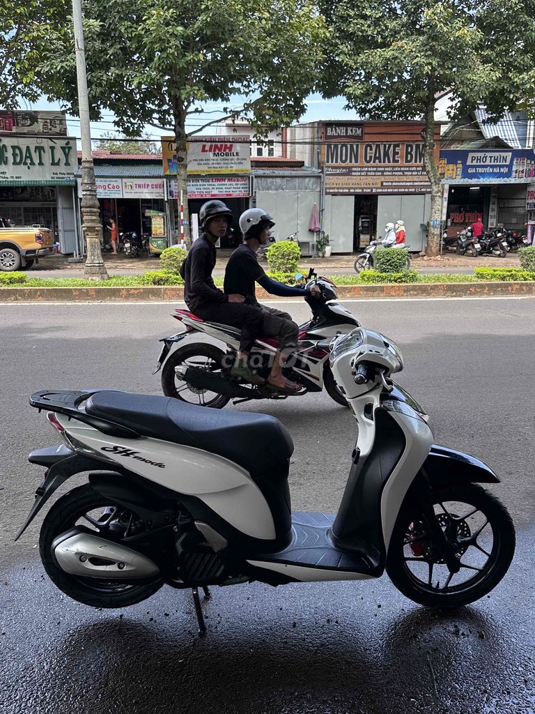 Honda SH Mode 2019 Trắng đen. Mua bán Xe máy tại Thành phố Buôn Ma Thuột Đắk Lắk được đăng bởi Tèo Phạm hình 3